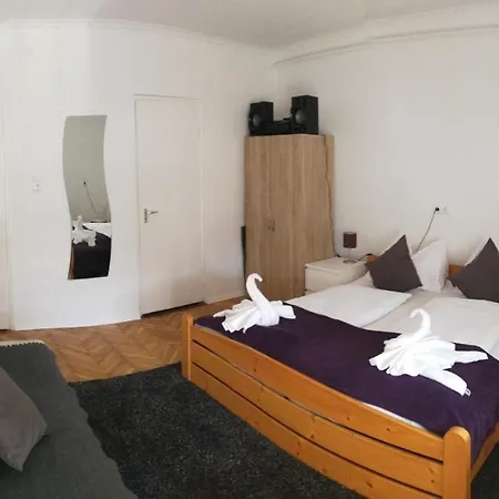 Tuecsoek Apartman Apartment